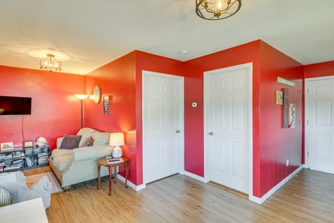 Mtn-View Eureka Apartment: Walk to Eateries! Apartment in Eureka