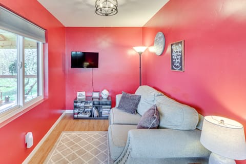 Mtn-View Eureka Apartment: Walk to Eateries! Apartment in Eureka