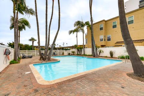 Oceanfront San Diego Getaway: Steps to Beach! Apartment in Pacific Beach