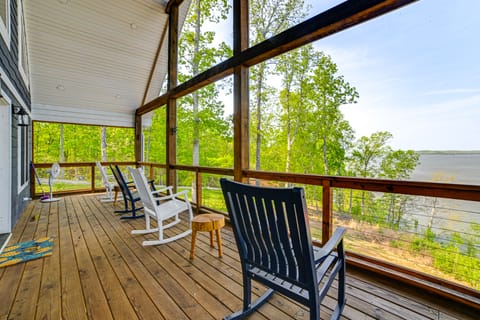 Game Room & Screened Porch: Kentucky Lake Retreat! House in Lake Barkley
