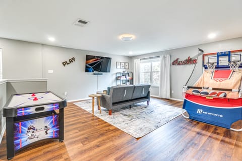 10 Mi to Dtwn Austin: Family Home w/ Communal Pool House in Austin