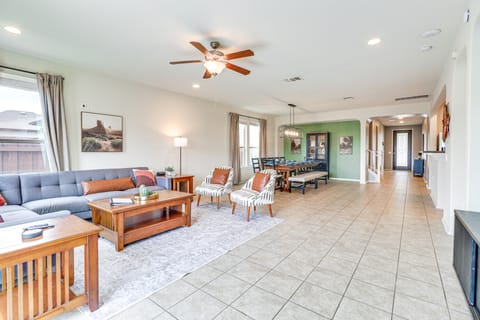 10 Mi to Dtwn Austin: Family Home w/ Communal Pool House in Austin