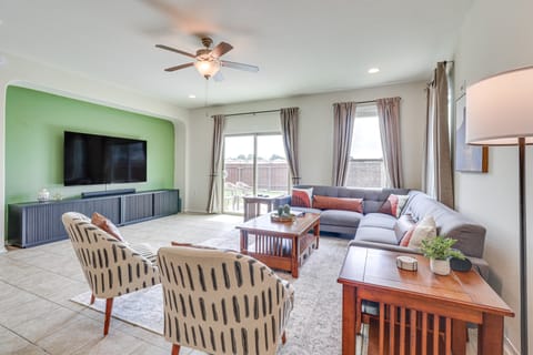 10 Mi to Dtwn Austin: Family Home w/ Communal Pool House in Austin