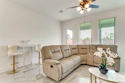 Patio & Pool Access: Family Home in Tomball House in Houston