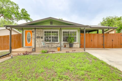 7 Mi to Dtwn San Antonio: Charming Home w/ Yard House in San Antonio