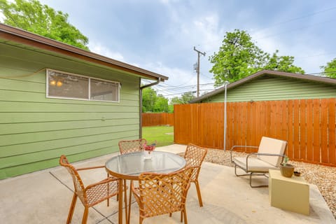 7 Mi to Dtwn San Antonio: Charming Home w/ Yard House in San Antonio