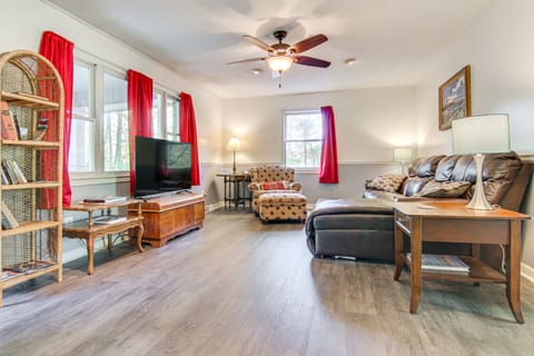 1 Mi to Pisgah Nat’l Forest: Wooded Haven w/ Deck House in Pisgah Forest