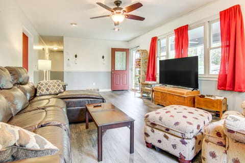 1 Mi to Pisgah Nat’l Forest: Wooded Haven w/ Deck House in Pisgah Forest