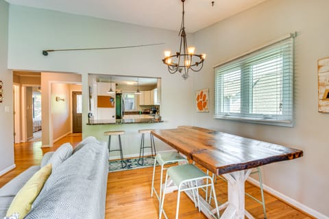 7 Mi to Clemson Stadiums: Lake Keowee Getaway! Apartment in Seneca