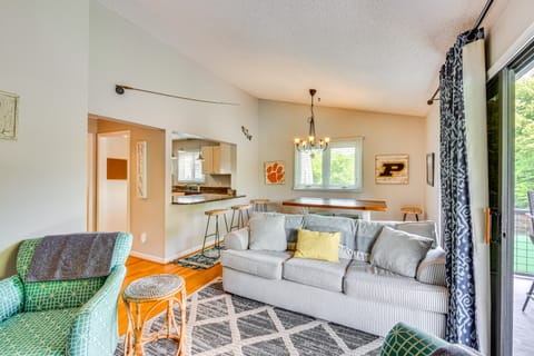 7 Mi to Clemson Stadiums: Lake Keowee Getaway! Apartment in Seneca