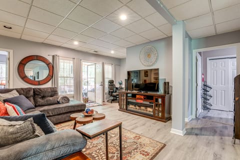 Spacious Yard & BBQ: Chic Escape in Lawrenceville! Apartment in Lawrenceville