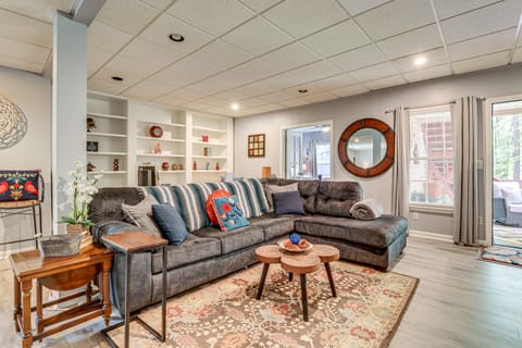 Spacious Yard & BBQ: Chic Escape in Lawrenceville! Apartment in Lawrenceville