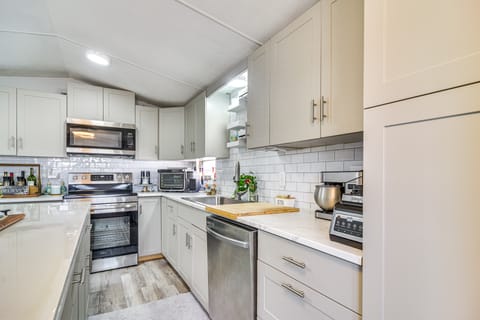 10 Mi to Beaches: Home w/ Pool Access in Largo! House in Pinellas Park