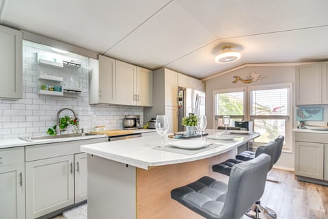 10 Mi to Beaches: Home w/ Pool Access in Largo! House in Pinellas Park