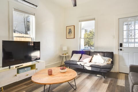 Near UNM & ABQ BioPark: East Dtwn Studio Apartment in Albuquerque