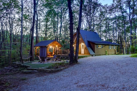 Hocking Hills 'Social Distance Cabin' w/ Hot Tub House in Laurel Township