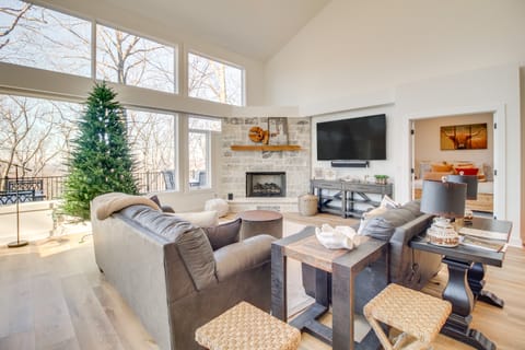 3 Mi to Winery: Jasper Mountain Chalet w/ Hot Tub! House in Georgia