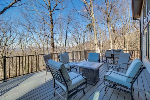 3 Mi to Winery: Jasper Mountain Chalet w/ Hot Tub! House in Georgia