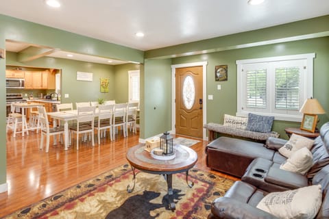 Deck w/ Hot Tub: Ashton 'Cozy Cub Cabin' House in Ashton