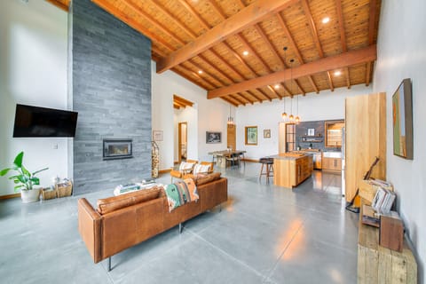 Luxe Mtn-View Escape 5 Mi to Dtwn Priest River! House in Idaho