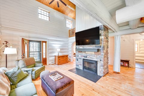 4 Mi to Dtwn: Spacious Family Cabin in Jonesville! House in Ohio