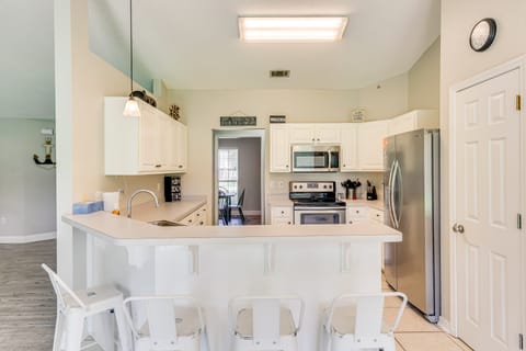 6 Mi to Navarre Beach: Dog-Friendly Home w/ Yard House in Alabama