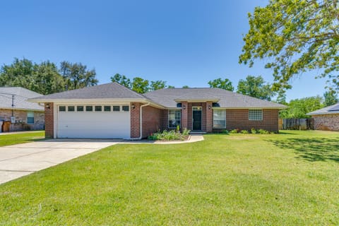 6 Mi to Navarre Beach: Dog-Friendly Home w/ Yard House in Alabama