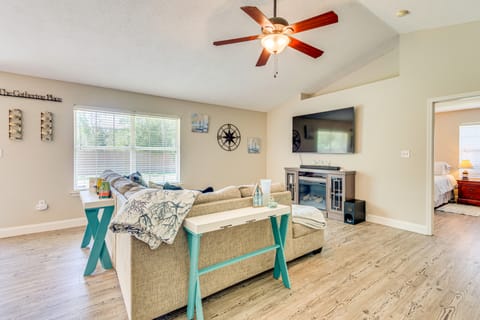 6 Mi to Navarre Beach: Dog-Friendly Home w/ Yard House in Alabama