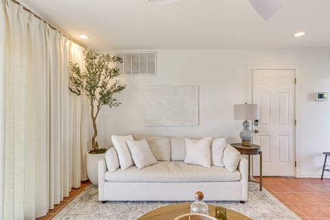 Lake Lawtonka View: Mountaintop Medicine Park Home House in Medicine Park