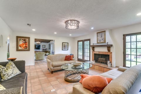 2 Mi to Dtwn: Spacious Angleton Home w/ Courtyard! House in Alvin