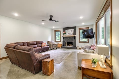 Great for Groups: Family Creekside Home in Loretto House in Tennessee