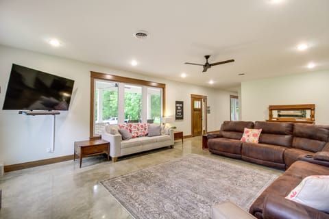 Great for Groups: Family Creekside Home in Loretto House in Tennessee