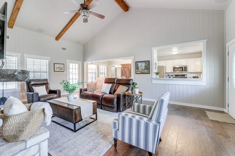 3 Mi to Boerne Lake: Getaway w/ Deck & Yard! House in Boerne