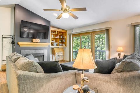 4 Mi to Massanutten Resort: Family Home w/ Views! House in Massanutten