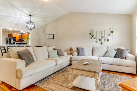 14 Mi to Dtwn Indy: Family Gem w/ Yard Apartment in Greenwood