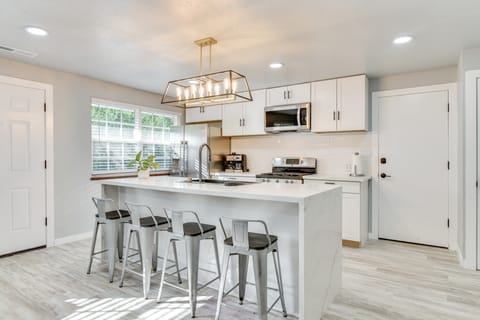 Walk to Dtwn Milwaukie: Family Gem w/ Creek Access Apartment in Milwaukie