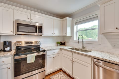 Steps to River + Shops: Downtown Helen Retreat! Apartment in Helen