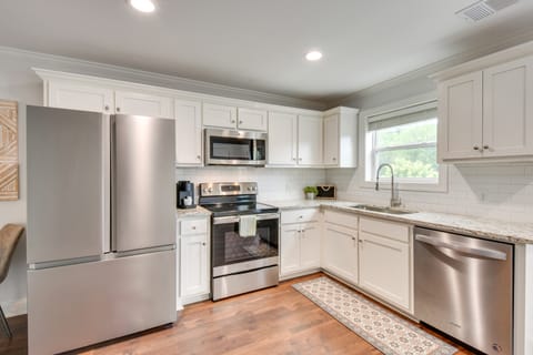 Steps to River + Shops: Downtown Helen Retreat! Apartment in Helen