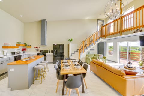 Lake Taneycomo Views: Family-Friendly Cabin! House in Forsyth