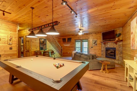 Family Friendly: Hot Tub Haven in Mineral Bluff! House in Tennessee