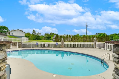 Home 2 Mi to Island in Pigeon Forge! House in Pigeon Forge