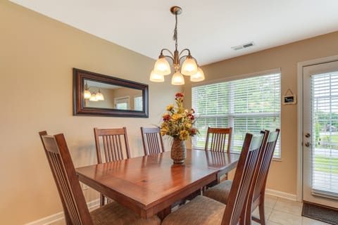 Home 2 Mi to Island in Pigeon Forge! House in Pigeon Forge