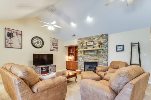 Home 2 Mi to Island in Pigeon Forge! House in Pigeon Forge