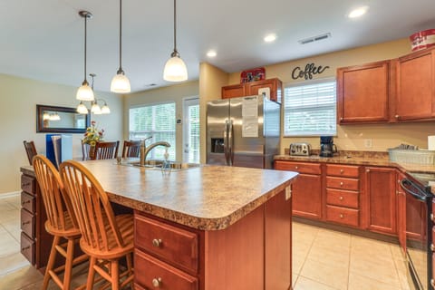 Home 2 Mi to Island in Pigeon Forge! House in Pigeon Forge