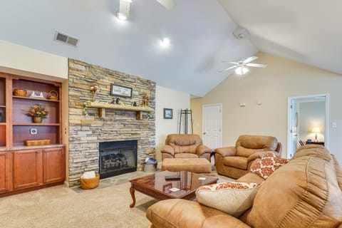 Home 2 Mi to Island in Pigeon Forge! House in Pigeon Forge