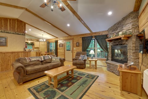 4 Mi to Beaver Lake: Peaceful Log Cabin w/ Deck! House in Beaver Lake