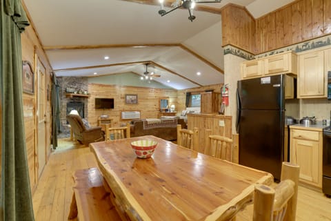 4 Mi to Beaver Lake: Peaceful Log Cabin w/ Deck! House in Beaver Lake