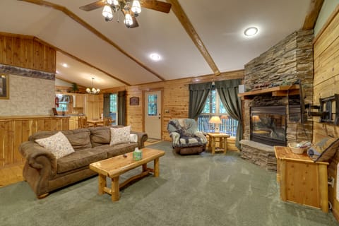4 Mi to Marina: Cozy Log Cabin in Eureka Springs! House in Beaver Lake