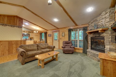 4 Mi to Lake: Wooded Log Cabin in Eureka Springs! House in Beaver Lake
