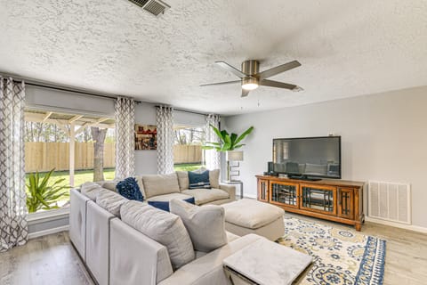 6 Mi to Clear Lake: Family Home w/ Patio & Yard House in League City